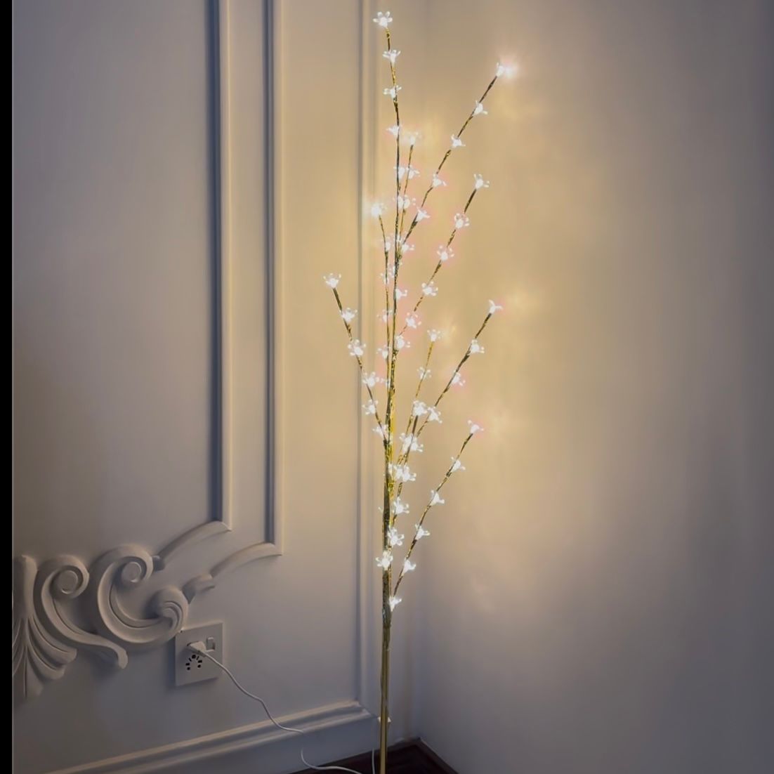 Elegant decorative standing lamp